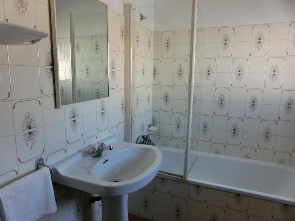 Hotel Can Catala L'Escala Room photo
